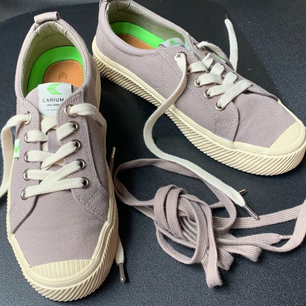 Cariuma Grey Canvas Low Sneaker.